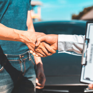 142954741_l Customers shake hand with car insurance agents to enter into friendly terms and conditions, Car crash on the road concept.